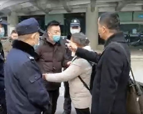 盧思位的代理人程海及謝燕益被攔截在司法廳外。影片截圖