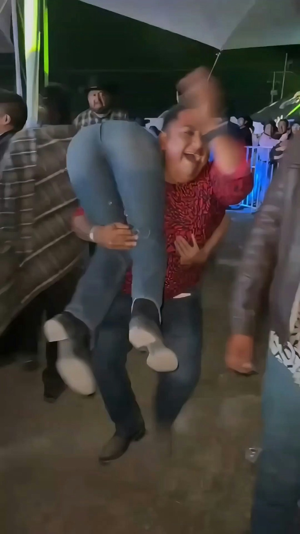贝尔纳尔将一名女子扛在肩上跳舞,并多次伸手拍打对方臀部。X@HelisutCordova 贝尔纳尔将一名女子扛在肩上跳舞,并多次伸手拍打对方臀部。X@HelisutCordova