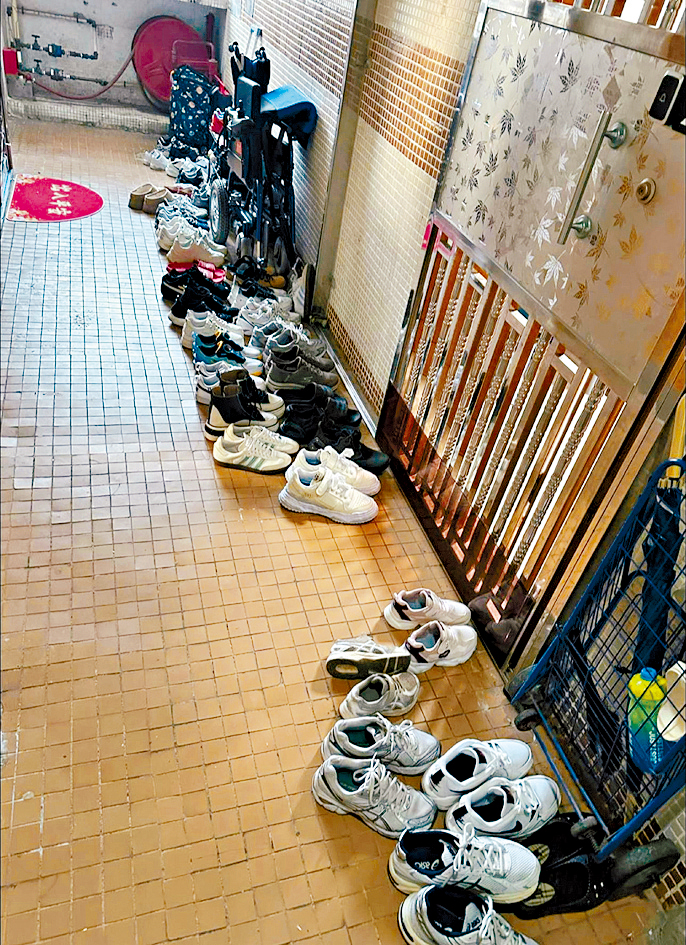 事主前晚家中舉行新春團拜，門外擺設20多對鞋。