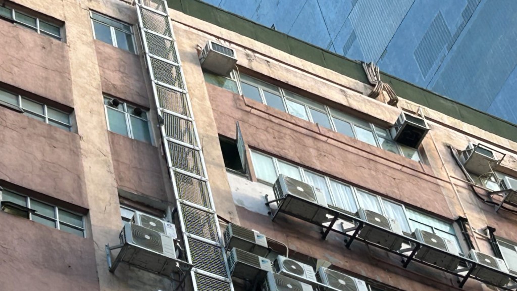 傷者29歲，懷疑由上址高處推窗跳下。