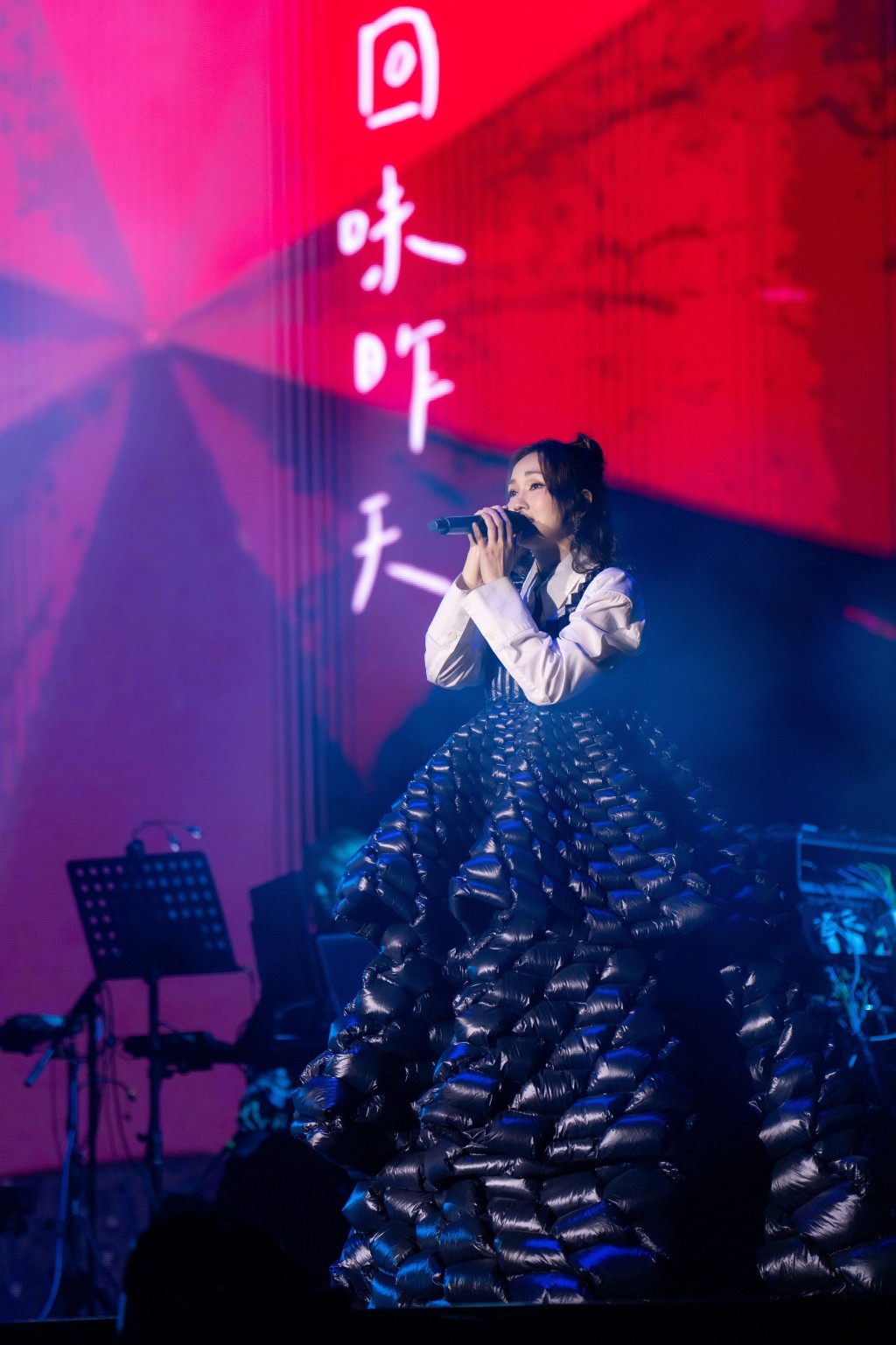 Kay以溫柔而堅定的細膩聲線演繹已故好友方大同作曲的《脆弱》以及《十字架》。 Kay以溫柔而堅定的細膩聲線演繹已故好友方大同作曲的《脆弱》以及《十字架》。