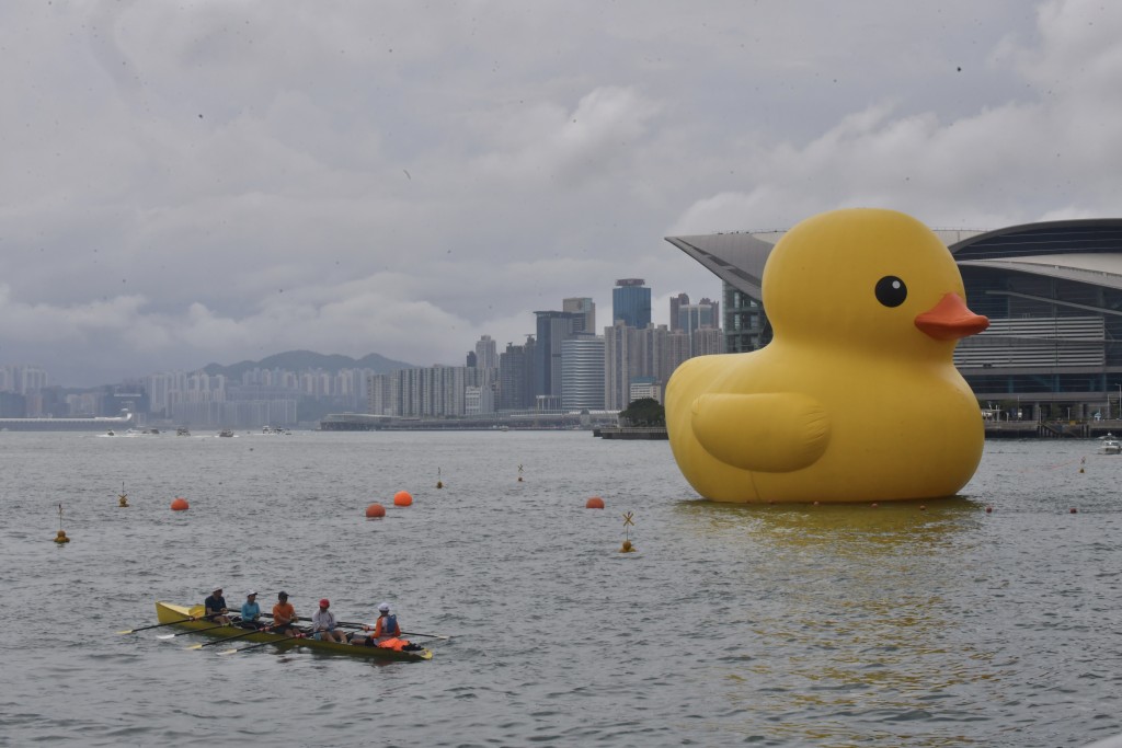 黃色橡皮鴨在維港展出的首個周日，市民與「回復單身」的大鴨打卡。陳極彰攝