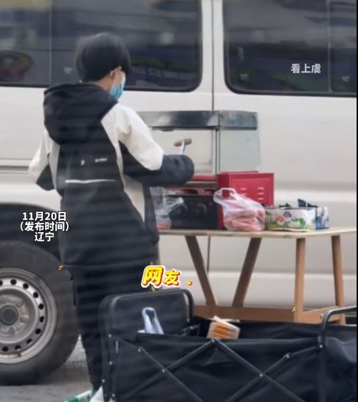 遼寧11歲男童貓熊每日賣烤腸維持家中生計引起關注。抖音