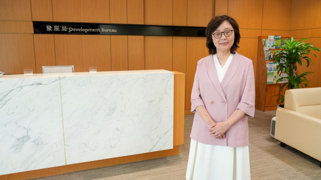 甯漢豪指新法例簡化地契續期安排,體現「一國兩制」實踐行穩致遠,為香港長期繁榮穩定提供堅實保障。甯漢豪隨筆