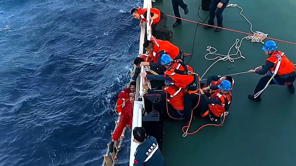中国海警在出事海域搜救落水船员。微博@人民日报