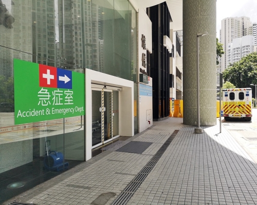 電單車司機手、鼻及嘴受傷,清醒被送往明愛醫院治理。資料圖片