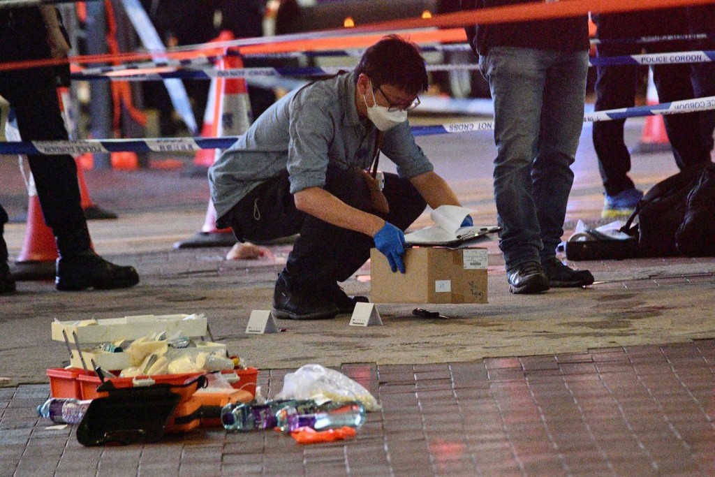 警員在案發現場蒐證。