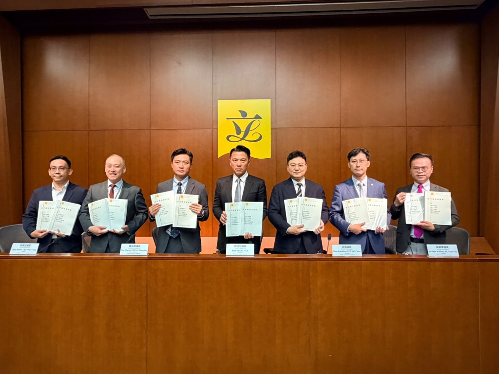 立法會政府帳目委員會今日(15日)下午召開記者會,報告有關廚餘管理工作,以及渡輪服務的規管和監察。 立法會政府帳目委員會今日(15日)下午召開記者會,報告有關廚餘管理工作,以及渡輪服務的規管和監察。