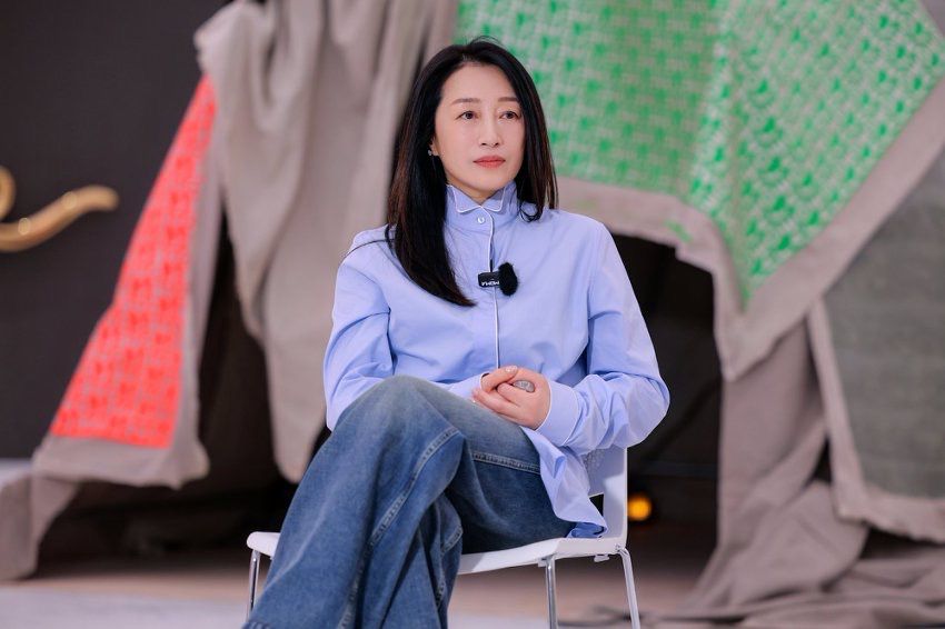 艾敬这次展览以「小我」为起点，逐步引领观众走向「大我」的思索。