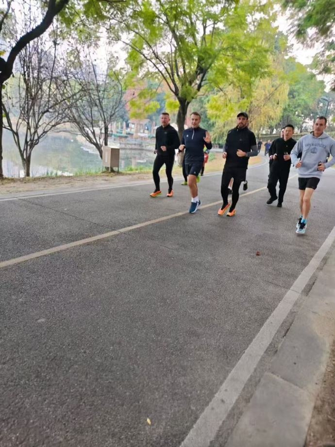 12月5日，有成都当地网友拍到法国总统马克龙在高新区锦城湖公园晨跑。 微博