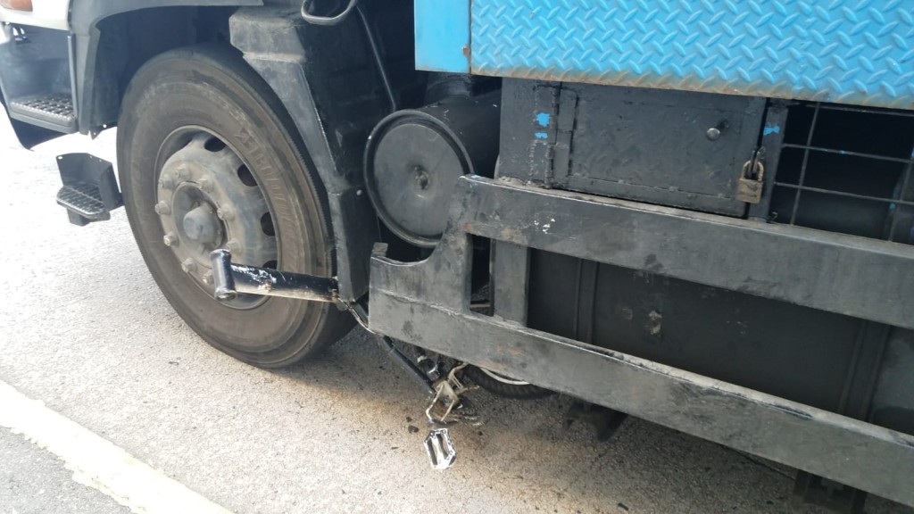 單車被撞飛。