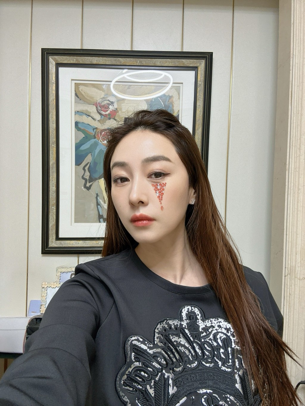 JJ賈曉晨眼角貼上閃鑽點綴，保養得宜凍齡如少女。
