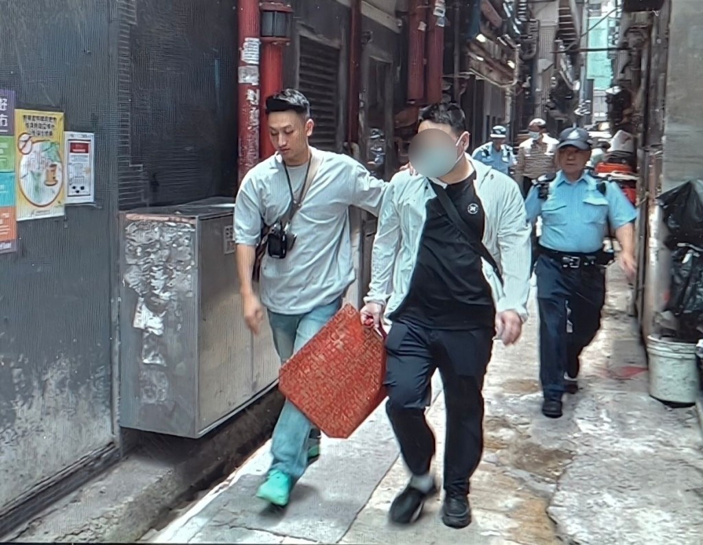 其中一名男子被带署调查。 其中一名男子被带署调查。