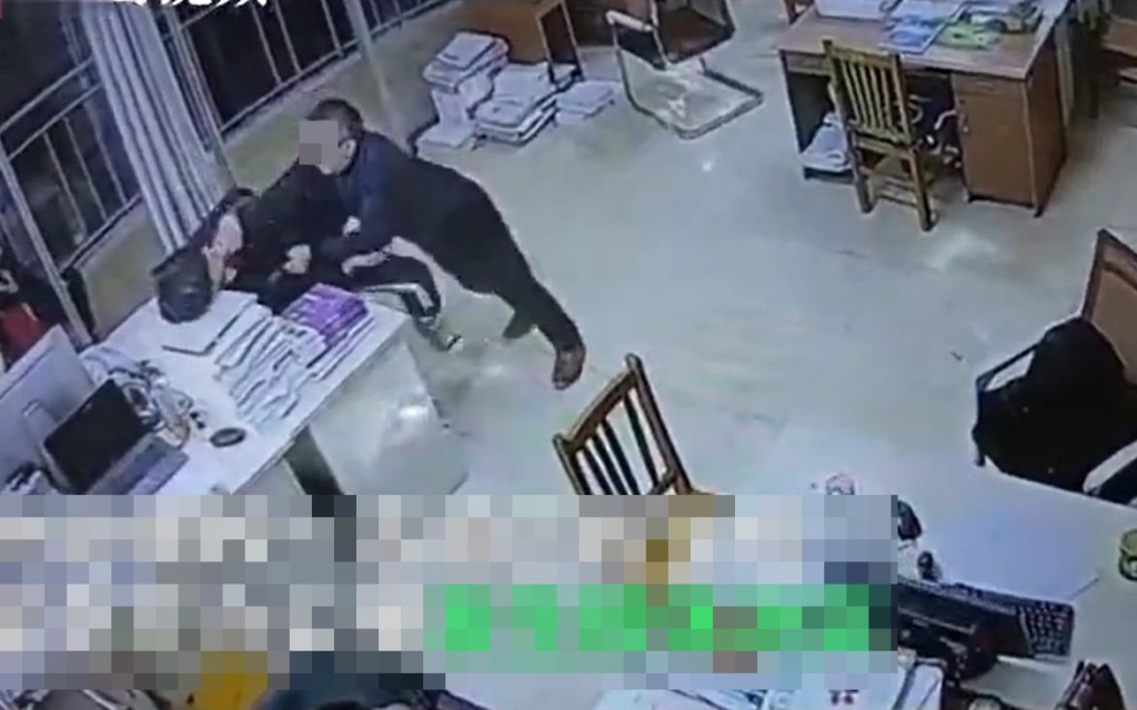 该名中学教师与学生爆发冲突。影片截图