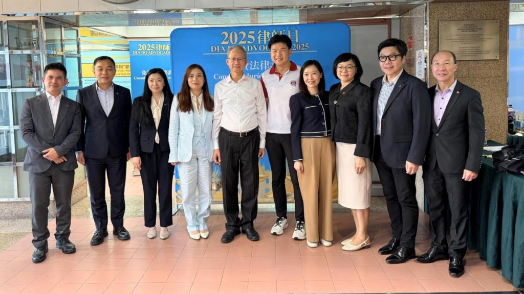 湯文龍亦到訪位於澳門議事亭前地的旅遊及商務活動中心。香港律師會fb 湯文龍亦到訪位於澳門議事亭前地的旅遊及商務活動中心。香港律師會fb