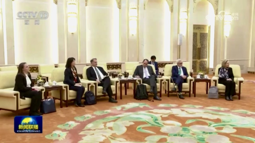 美国商会访华团与国务院总理李强会面。 央视
