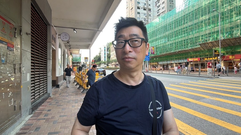 受停電影響的大廈居民李先生指，停電後他到街上納涼，臨時電力供應已於凌晨4時許恢復。
