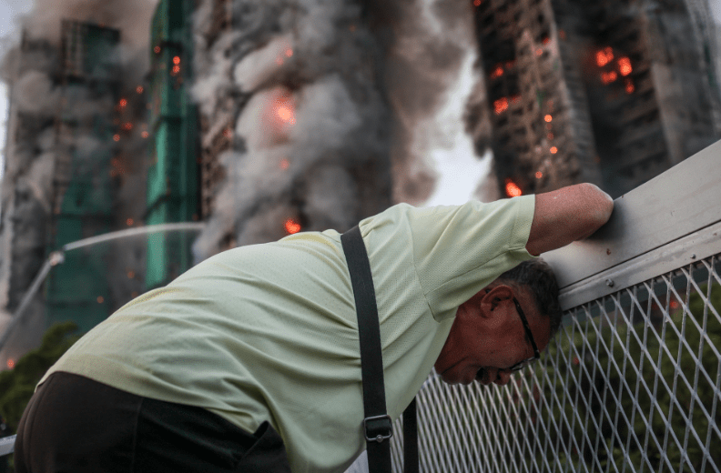 黃伯在火場外情緒崩潰痛哭的畫面,令全球讀者心碎。路透社 黃伯在火場外情緒崩潰痛哭的畫面,令全球讀者心碎。路透社
