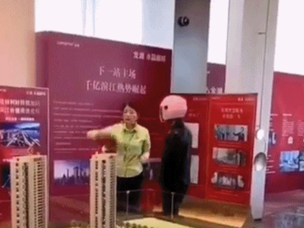 男子戴頭盔睇樓的影片在網上熱傳。(網圖)