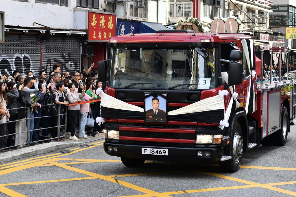 消防員何偉豪在去年11月於大埔宏福苑大火中英勇殉職。資料圖片 消防員何偉豪在去年11月於大埔宏福苑大火中英勇殉職。資料圖片