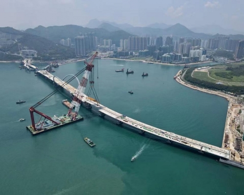 即將完成施工的將軍澳跨灣連接路雙拱鋼橋，其橋身組件於內地預製，再運到本港使用浮托法來興建。資料圖片
