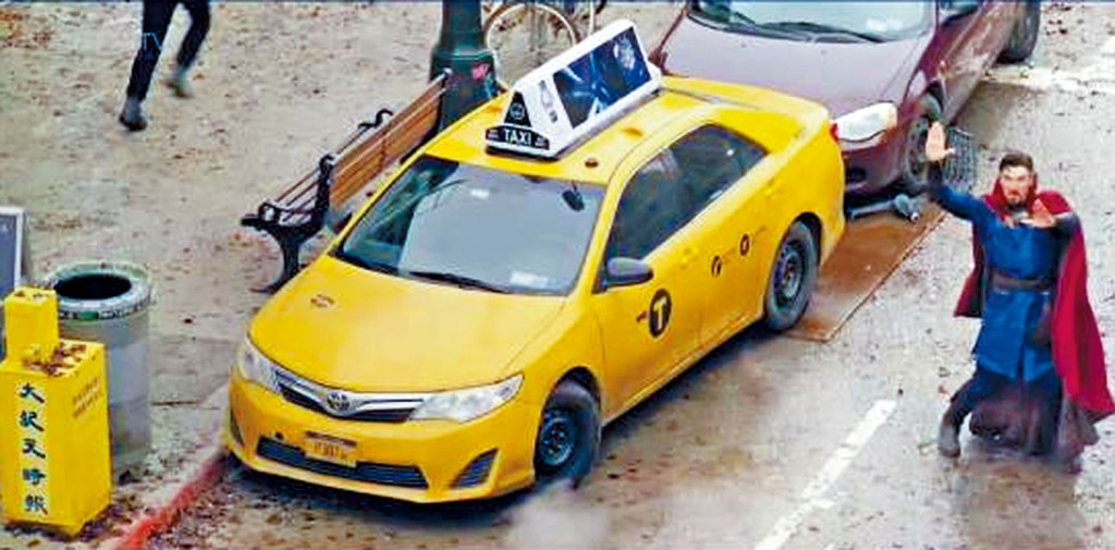 電影《奇異博士2》鏡頭左則出現「大紀元時報」中文字。