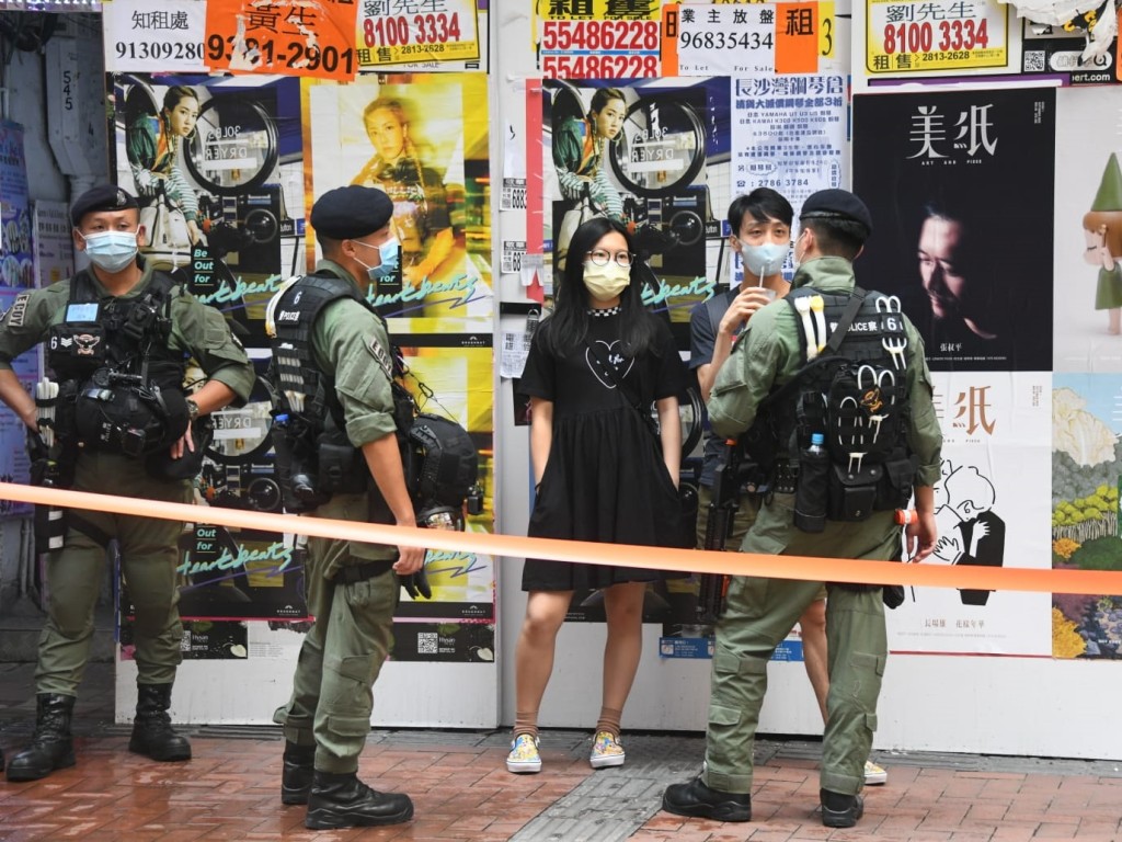 警員截查市民。
