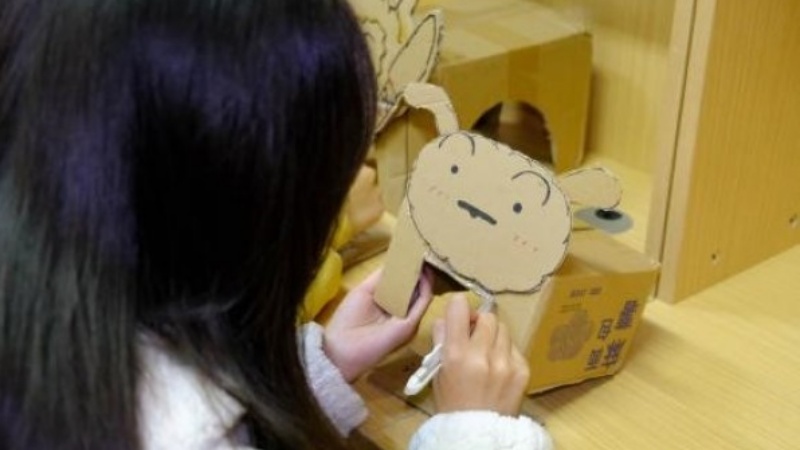 学生们利用废旧纸及小零件制成「纸盒狗」。