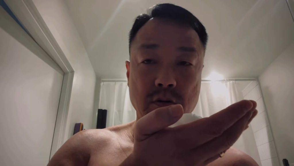 王喜手上有一大灘白色泡沬。 王喜手上有一大灘白色泡沬。