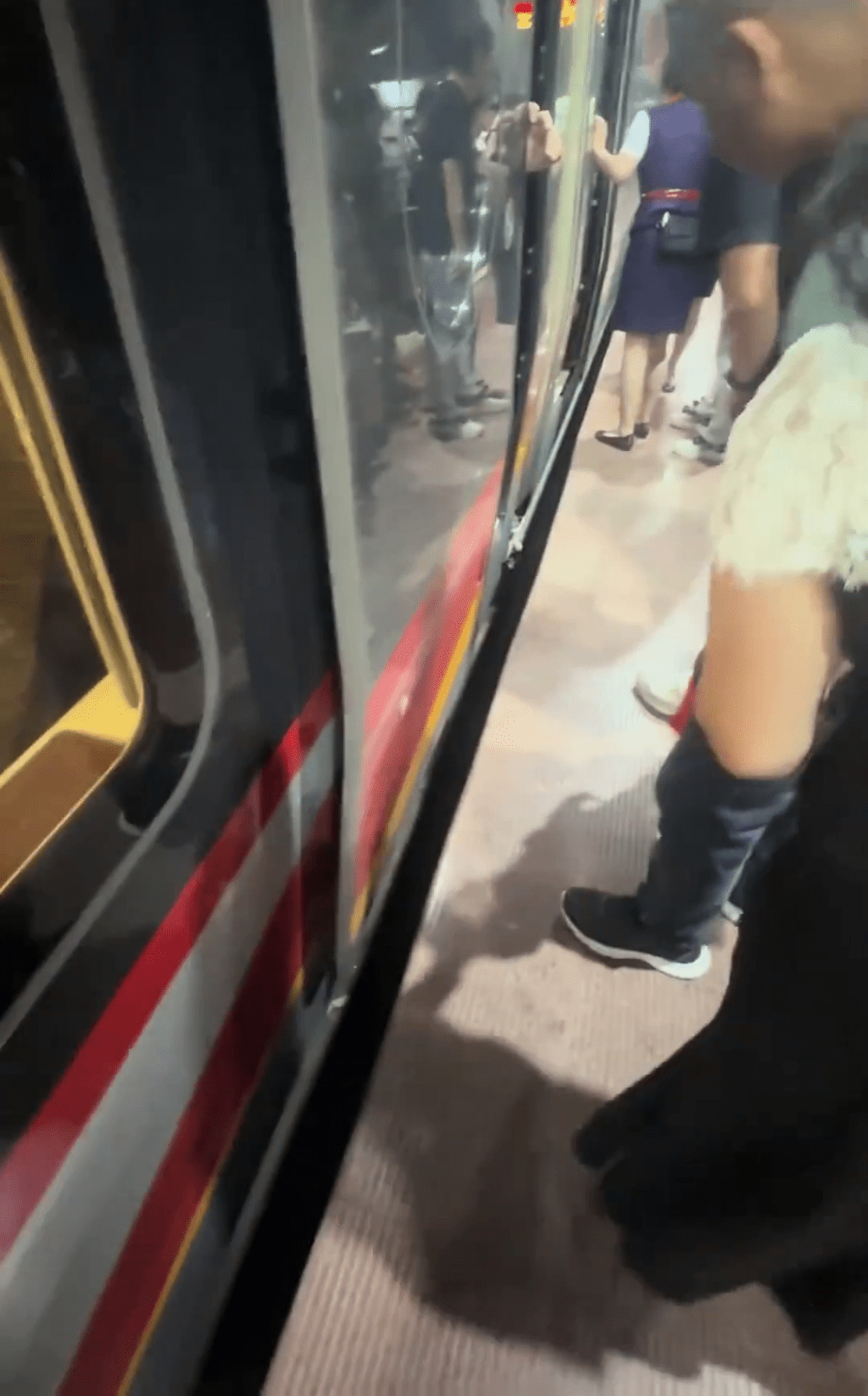 目擊者將鏡頭移向月台空隙。 目擊者將鏡頭移向月台空隙。
