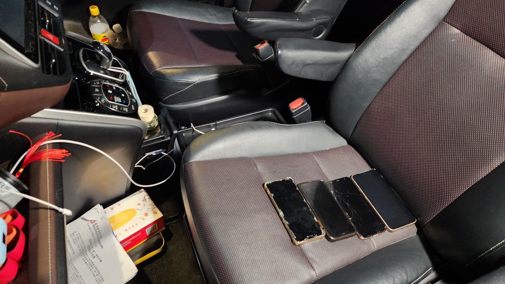 私家車內有四部手提電話。黎志偉攝
