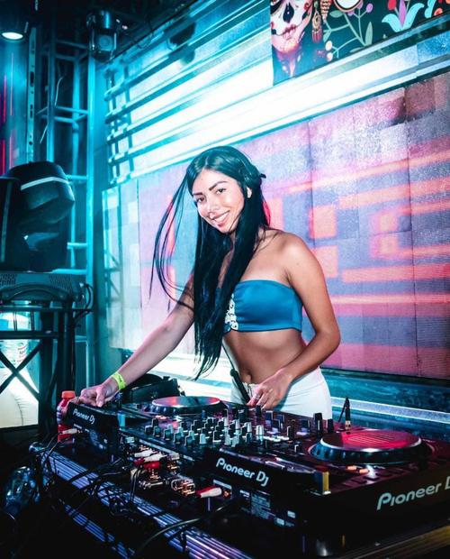 年仅23岁的女大学瓦伦蒂娜，课馀时间在酒吧担任音乐DJ，外型出众的她至今拥有1.6万名粉丝追踪。