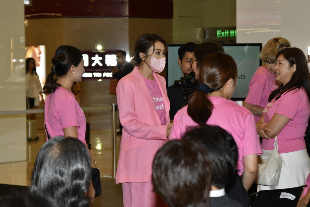 黎姿以粉紅大使身份到尖沙咀出席宣傳活動，她戴口罩到場。