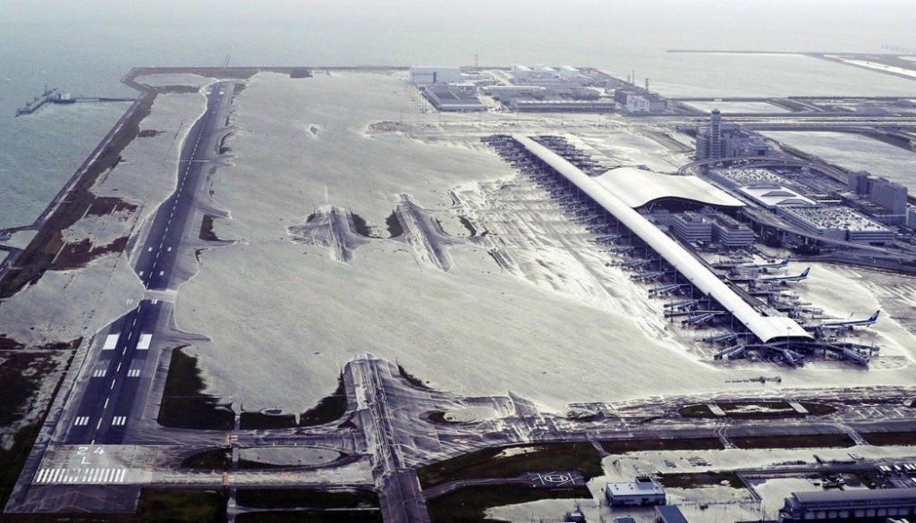 颱風燕子2018年侵襲日本，令大阪灣的海水灌進了關西國際機場。 美聯社