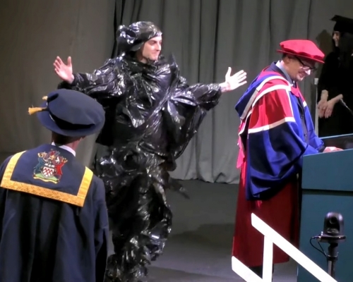 拉德福穿上黑色垃圾袋出席典礼。影片截图