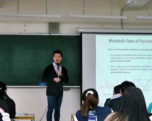 台灣中原大學副教授招名威課堂上的言論惹爭議。影片截圖