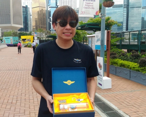黃先生因擦損手掌，獲安排到艦上醫療室休息。