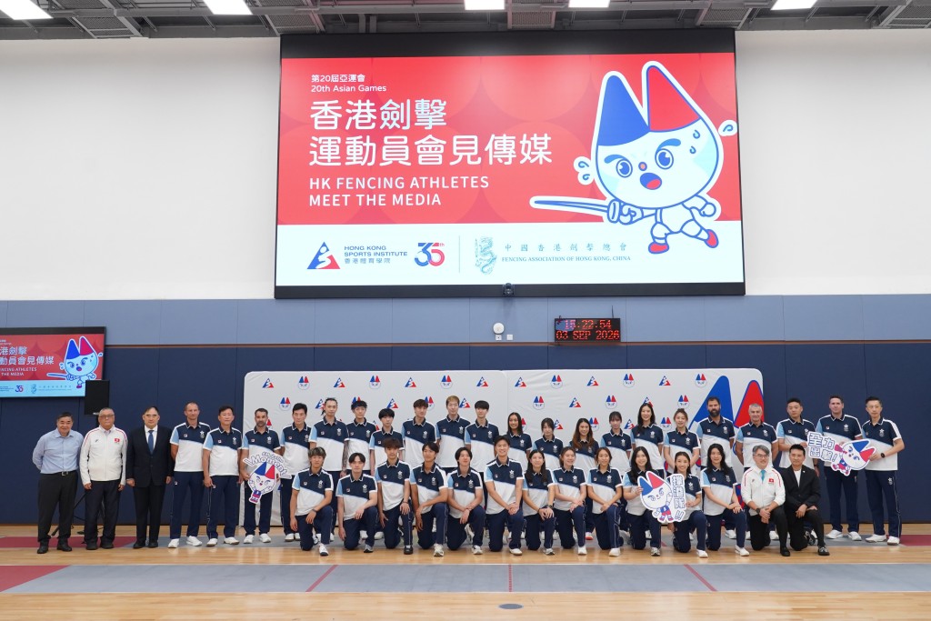 香港劍擊隊一行24位運動員將出戰名古屋亞運會劍擊比賽，港隊總教練鄭兆康期望能超越上屆九面獎牌的歷來最佳成績。葉偉豪攝
