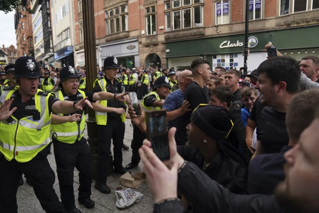 英國多地極右分子騷亂，中國駐英國使領館提醒中國公民及遊客切實注意安全。美聯社