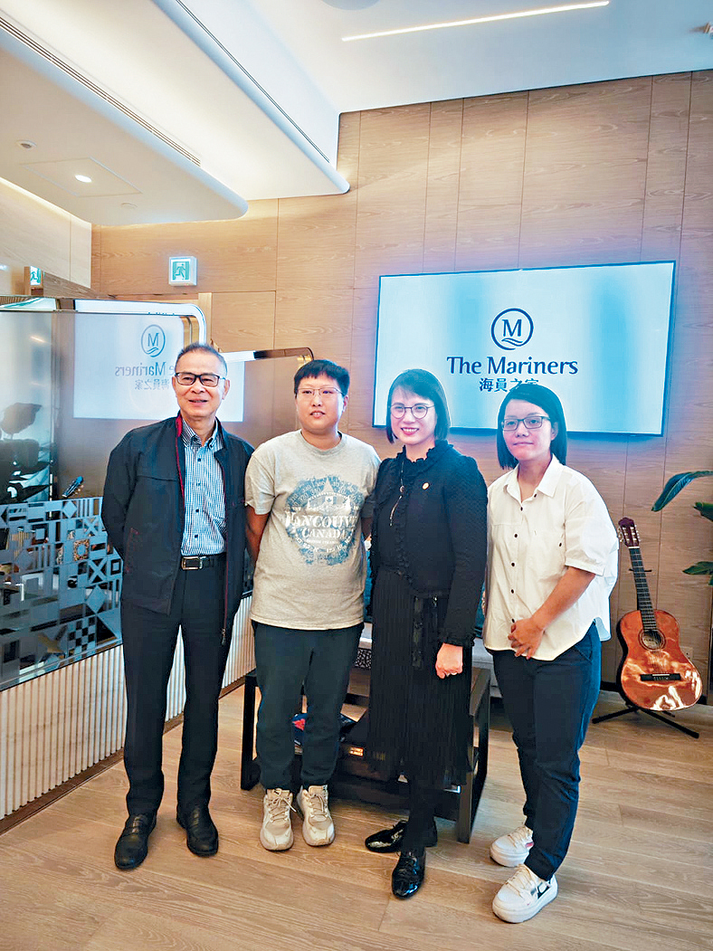 退休海員孔昭華Derek（左一），海員之家總經理胡穎怡Winnie（右二），前海員林鉉錠Tess（右一）及現任海員胡靄淇Phoebe（左二）在海員之家咖啡館分享經歷。