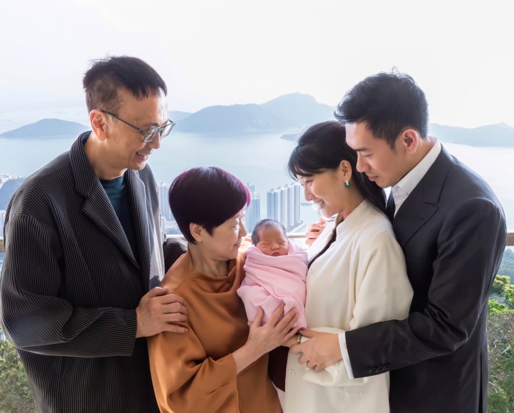 鄭丹瑞夫婦與大女鄭瑤、女婿及外孫女首張合照曝光。