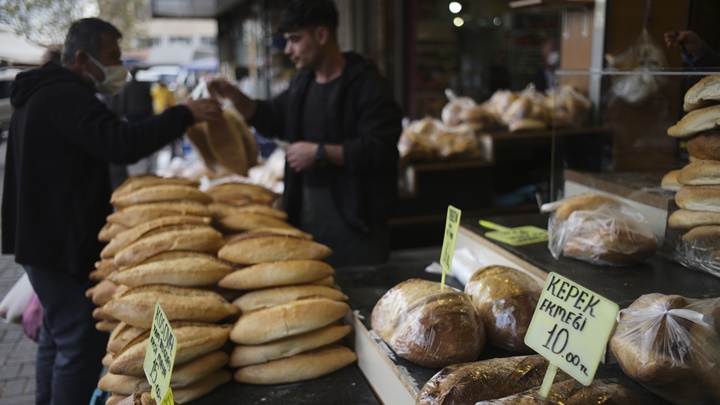 月內土耳其食品價格上升近九成。AP圖片