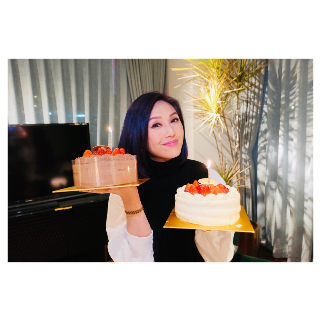 杨千嬅去年生日，收到不少生日蛋糕。