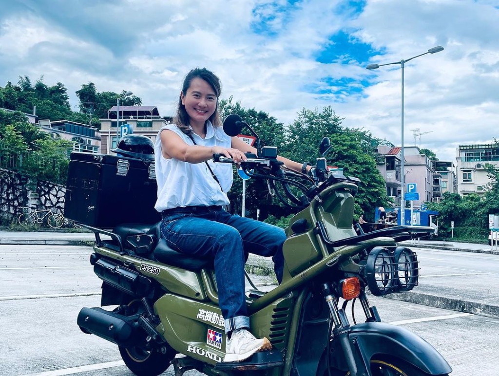 黄宇诗近日爱上揸电单车。