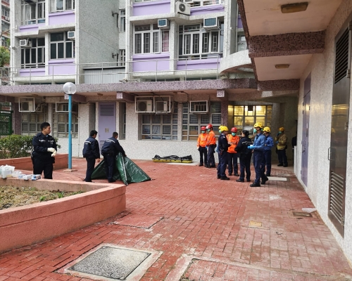 警方以帐篷遮盖死者遗体。