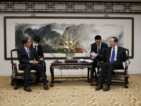 孙卫东（右)召见日本驻华大使垂秀夫（左)。外交部资料相