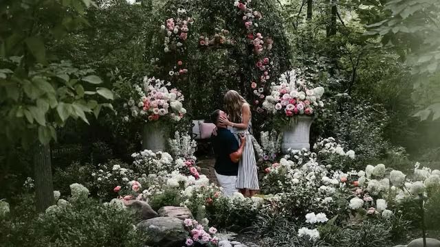 Taylor和Travis去年8月訂婚。 Taylor和Travis去年8月訂婚。