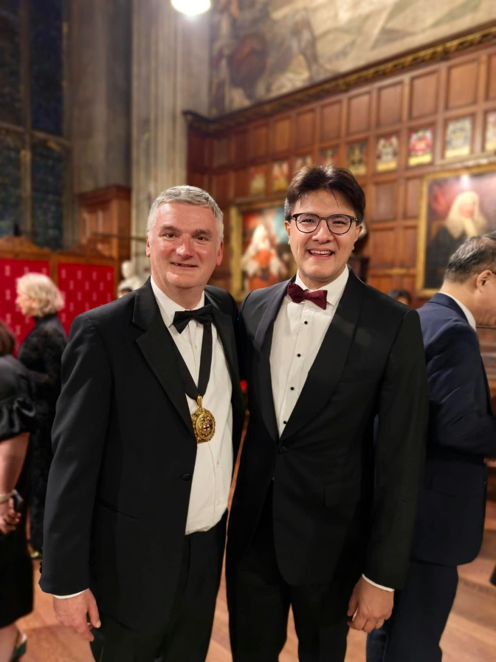 毛樂禮資深大律師（右）與英格蘭及威爾斯律師會會長Mark Evans（左）在正式晚宴上合照。