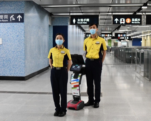 港鐵於兩個新車站設有機械人，在有需要時協助市民。