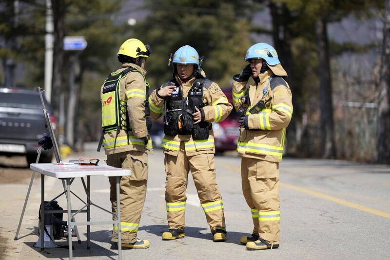 消防员工会呼吁当局彻查女消防员跳楼身亡真相。美联社 消防员工会呼吁当局彻查女消防员跳楼身亡真相。美联社